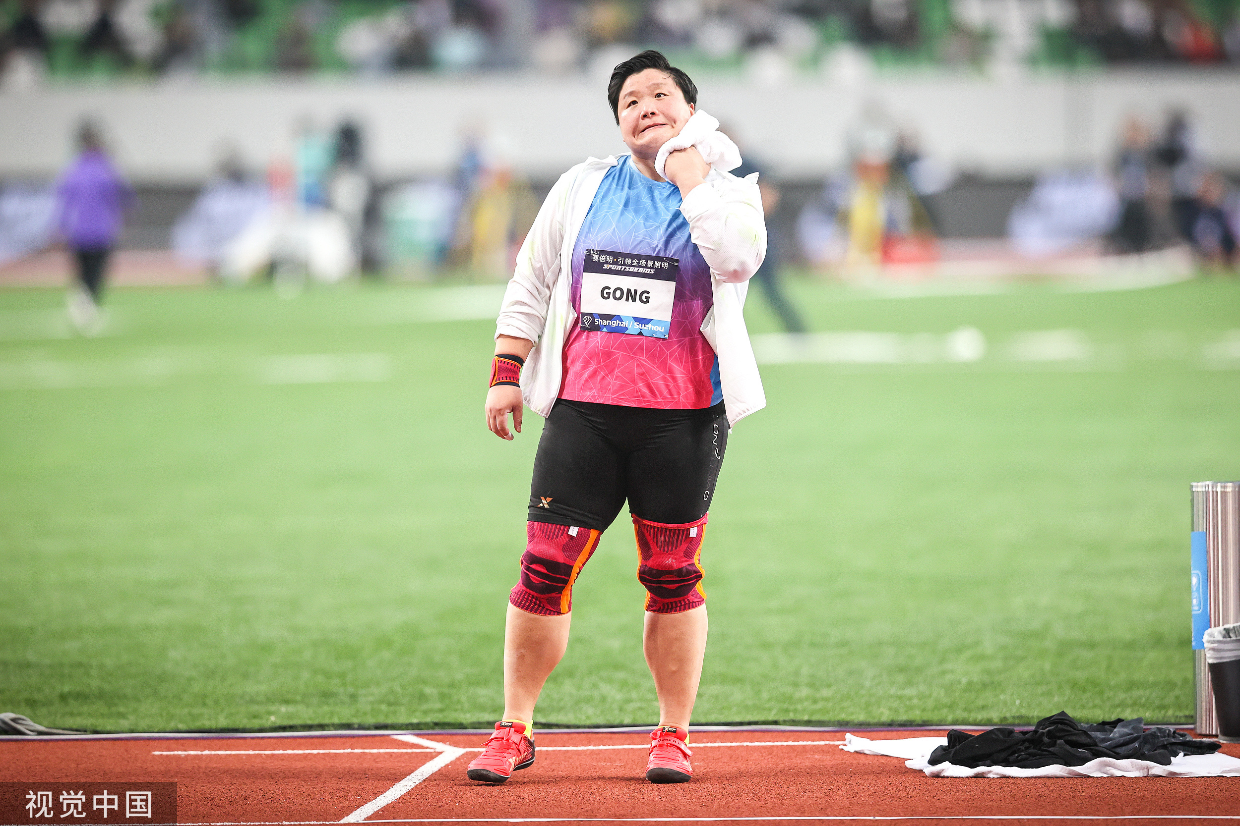 田径比赛女子选手突破个人最佳，刷新记录