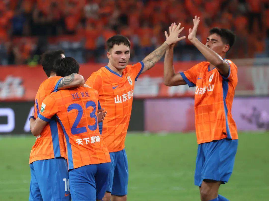 球队势如破竹，赢得了一场关键的赛事