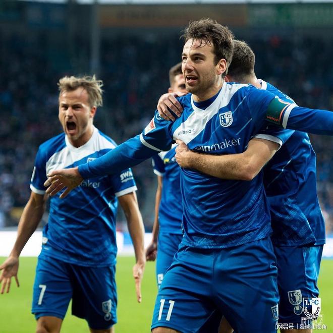 关于沙尔克取得关键胜利，提升排名的信息