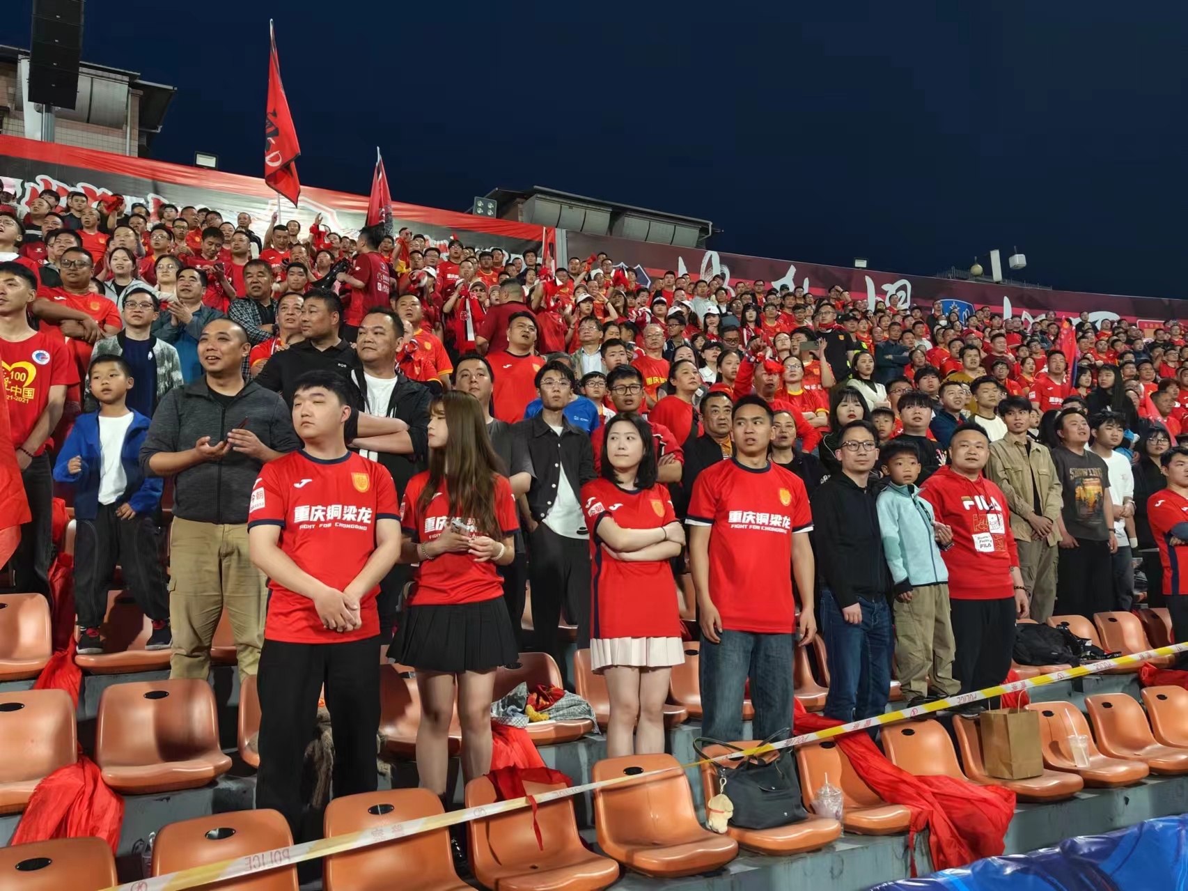 足球比赛火热进行，现场欢呼声不断