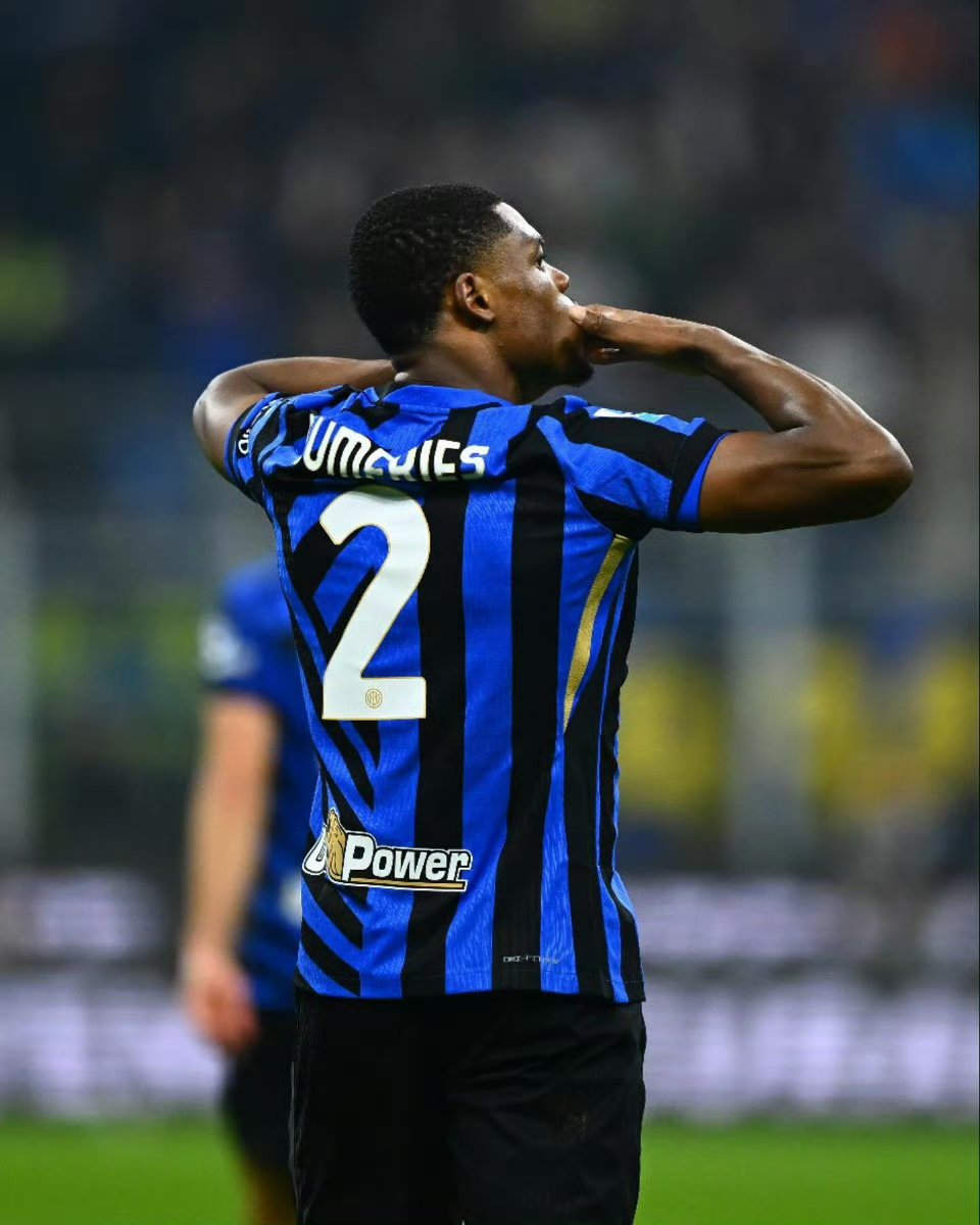 米兰球员奋力拼搏，力争胜利的简单介绍