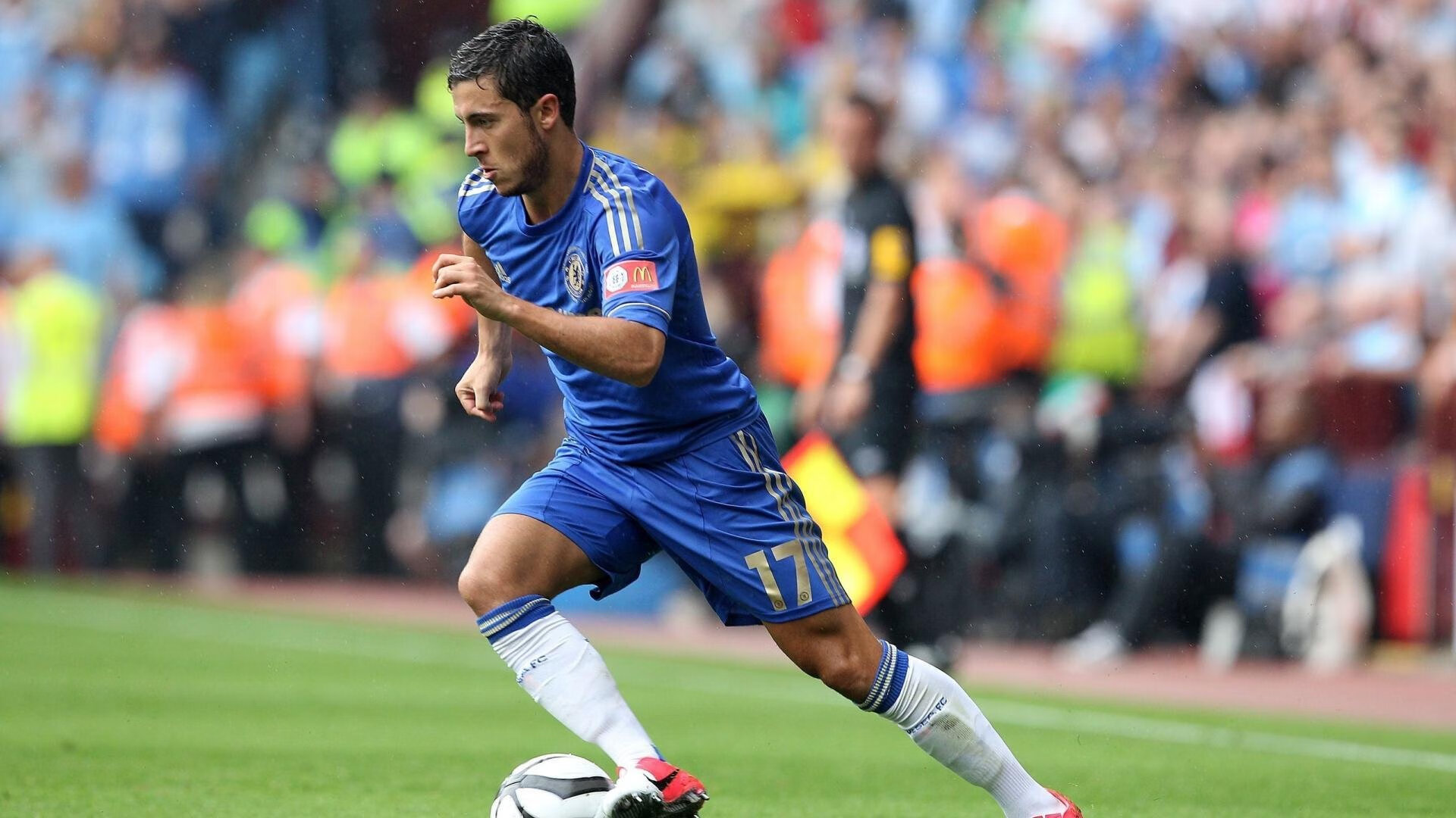 阿尔瓦雷斯之夜，当NBA季后赛的聚光灯照亮足球场